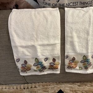 Croscill fingertip towels, mosaic pattern
